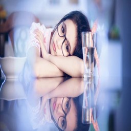 大胆艺术：两个女人裸着互摸吃奶的艺术表现与文化探讨
