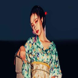 MacBook少女：科技与时尚的完美结合